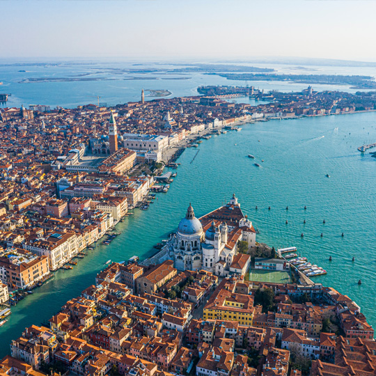 Facciamo arrivare il tuo business a destinazione. Puntuali sui tuoi obiettivi, da oltre trent'anni.